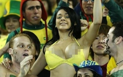 Màn lộ "hàng" gây số của nữ CĐV Brazil trong trận khai mạc World Cup.